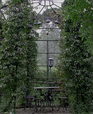Hommage an eine Sehnsucht, Tribute to Piero della Francesca, 2001, garden in Villa Romana