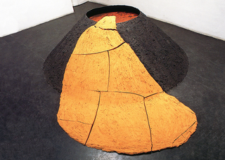 Nataly Maier, Dittici, Vulcano, 1992, ferro, sabbia dell'Etna, terracotta, foto su legno, 80×260×300 cm